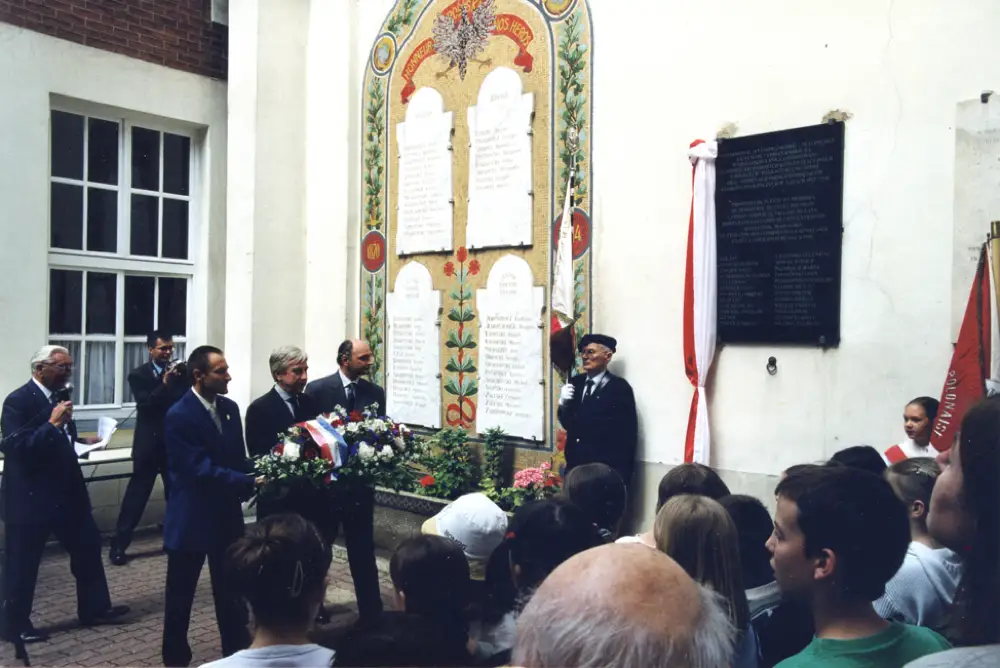 2001 - Une plaque commémorative à Lamandé